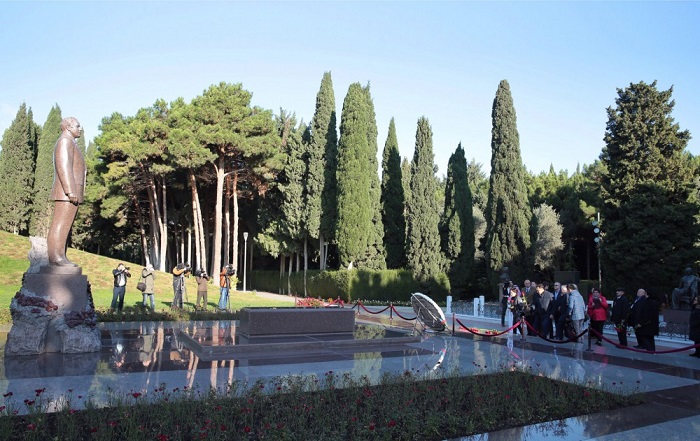 International Theatre Conference participants visit Heydar Aliyev’s grave and Alley of Martyrs 